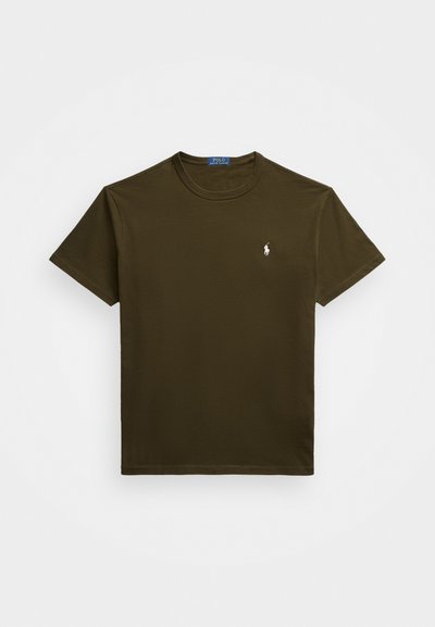 Olivgrön bomulls-T-shirt med korta ärmar och rundad halsringning. Har en liten vit polo-logotyp på vänster bröst. Slät yta.