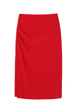 Gonna rossa realizzata in tessuto morbido, con un design drappeggiato su un lato, taglio a ginocchio e vita aderente. Semplice ed elegante.