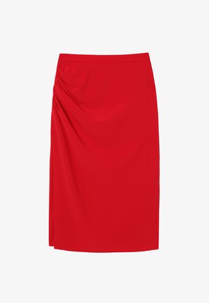 Falda roja hecha de un tejido suave, con un diseño drapeado en un lado, corte a la altura de la rodilla y una cinturilla ajustada. Sencilla y elegante.