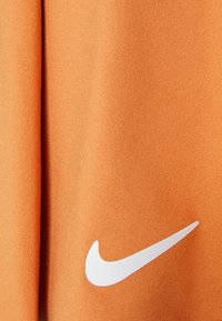 Nike Performance FLOUNCY - Saia desportiva - hot curry/white