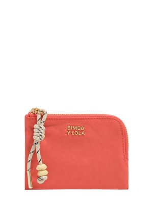 Estuche coral con cremallera y logo dorado "Bimba y Lola", con tirador de cuerda anudada blanca y negra y cuentas crema en la cremallera.