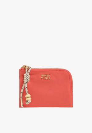 Estuche coral con cremallera y logo dorado "Bimba y Lola", con tirador de cuerda anudada blanca y negra y cuentas crema en la cremallera.