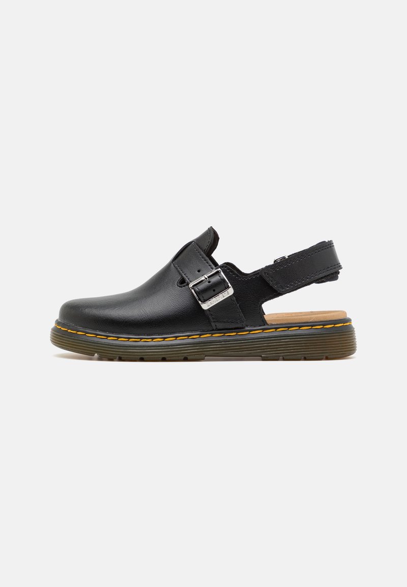 Schwarzer Leder Slingback-Schuh mit runder Zehenpartie, silberner Schnalle und brauner Holzsohle, die ein strukturiertes Profil und gelbe Nähte aufweist.