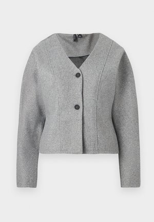 Blazer en laine grise avec manches longues, col en V, deux boutons noirs et taille légèrement cintrée.