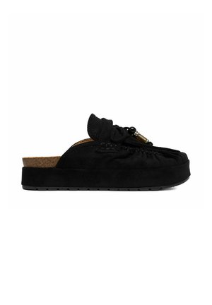 Mule slip-on de ante negro con suela gruesa, lazo decorativo y adornos de cuentas en la parte superior, mostrado de perfil.