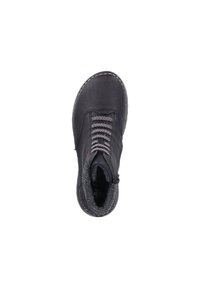 Botte noire en cuir jusqu'à la cheville avec des détails en lacets gris. Présente une doublure intérieure texturée et des coutures visibles autour de la semelle pour un design additionnel.
