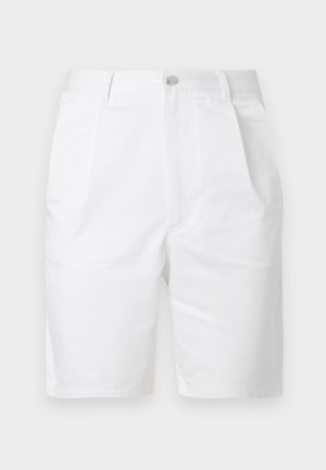 Valkoiset polvipituiset shortsit, joissa edessä laskokset, sivutaskut, vyölenkit ja napillinen vyötärönauhan suljenta.