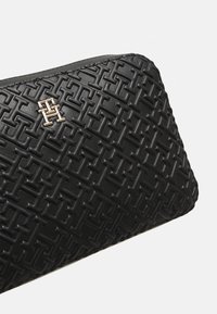 Tommy Hilfiger DISTINCT CAMERA BAG - Skulderveske - black