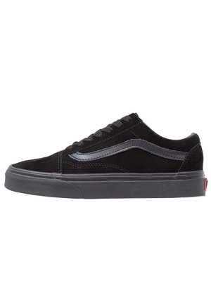Schwarzer Sneaker mit niedrigem Schnitt, grauem Wellendetail, schwarzen Schnürsenkeln und dicker schwarzer Sohle, von der Außenseite gesehen.
