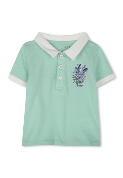 Polo vert menthe avec col blanc, patte de boutonnage à quatre boutons et un design graphique floral avec le texte "Kenzo Paris" sur le devant.