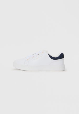 Adidași albi cu călcâi bleumarin, din material sintetic, design cu șireturi, ochiuri aurii și branding embosat pe lateral. Talpă plată din cauciuc.