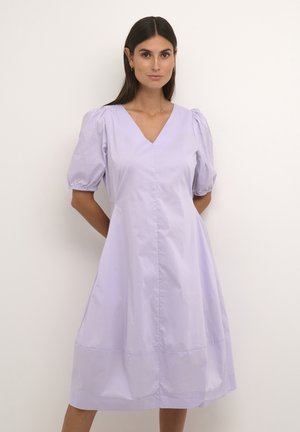 Abito lavanda con scollatura a V, maniche a palloncino corte e gonna svasata. Realizzato in tessuto morbido; presenta un design semplice e pulito.