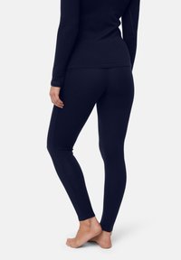 Marineblaue Leggings aus einem weichen, dehnbaren Material mit anliegendem Schnitt und glatter Textur, die eine schlanke Silhouette und einen Knöchellängen-Schnitt bieten.