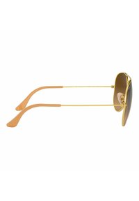 Occhiali da sole con montatura in metallo dorato e lenti a gradiente marroni, dotati di stanghette in plastica arancione chiaro. Design curvo con sottili accenti.