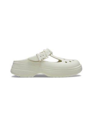 Weißer, geschlossener Clog mit perforierten Löchern, verstellbarem Riemen mit Schnalle und profilierter Sohle für besseren Grip, seitlich dargestellt.