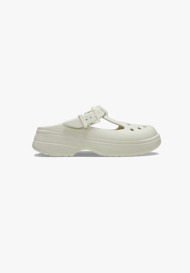 Sabot blanc à bout fermé avec trous perforés, sangle ajustable avec boucle et semelle texturée pour une bonne adhérence, présenté de profil.
