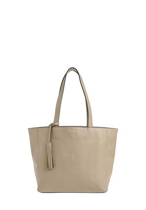 Sac fourre-tout en cuir beige avec deux poignées de transport, détail en forme de pompon et trois clous décoratifs à l'avant. Design simple et structuré.