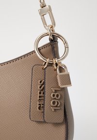 Guess NOELLE TOP ZIP SHOULDER BAG - Kézitáska - beige