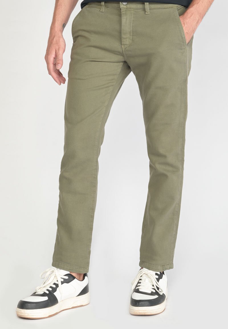 Pantalons vert olive à coupe slim, fabriqués dans un mélange de coton. Comprend des poches avant, des passants de ceinture et une texture lisse.
