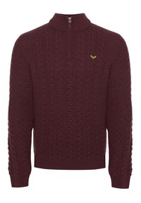 Burgunderfarbener, kabelstrickartiger Pullover mit einem Viertel-Reißverschluss-Kragen. Mit strukturierten Mustern und einem kleinen goldenen Logo auf der linken Brust.