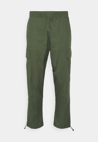 Gröna cargo-byxor i lättviktigt tyg, med elastisk midja, sidofickor och justerbara dragsnören vid bensluten.
