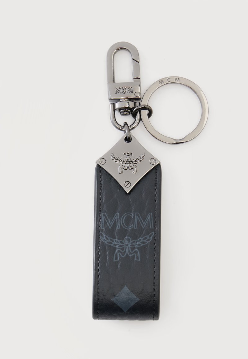 Porte-clés MCM en cuir et métal avec logo embossé sur une lanière en cuir noir et fermoir et anneau en métal argenté.