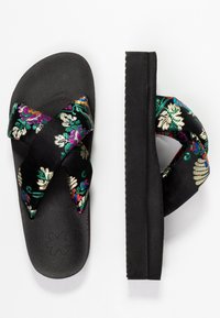Černé sandály s tlustými podrážkami a zkříženými látkovými pásky, které mají barevnou květinovou výšivku, zobrazené z vrchu a bočního pohledu.