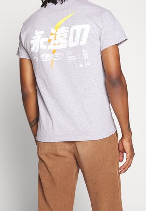 Graues Baumwoll-T-Shirt mit auffälligen weißen und gelben Grafiken auf der Rückseite, mit Text und verschiedenen Symbolen. Kurze Ärmel und normale Passform.