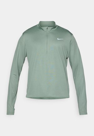 Ανοιχτό πράσινο μακρυμάνικο pullover με φερμουάρ μέχρι το ένα τέταρτο, κατασκευασμένο από ελαστικό ύφασμα. Διαθέτει ένα μικρό λευκό λογότυπο Nike στο στήθος.