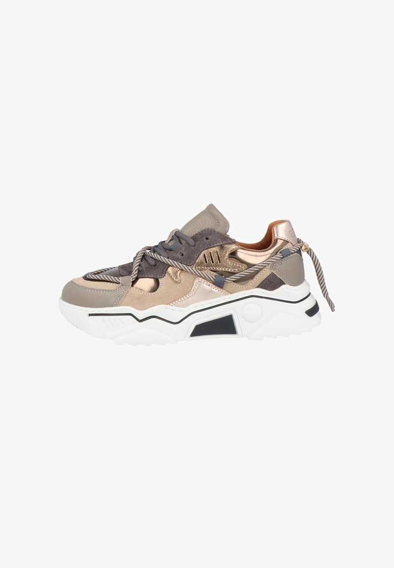 Sportieve sneakers met een mix van grijs en metallic gouden leer, een dikke witte zool en textuuraccenten; inclusief gemusterde veters.