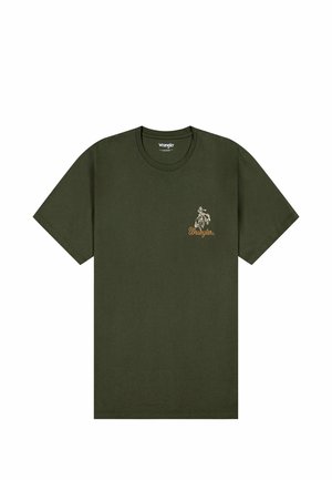 Oliwkowa bawełniana koszulka z krótkimi rękawami, okrągłym dekoltem i małym haftowanym wzorem kowboja z napisem "Wrangler" w złotym kolorze.