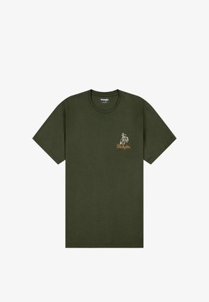 T-shirt in cotone verde oliva con maniche corte, scollo tondo e piccolo motivo ricamato da cowboy con la scritta "Wrangler" in oro.