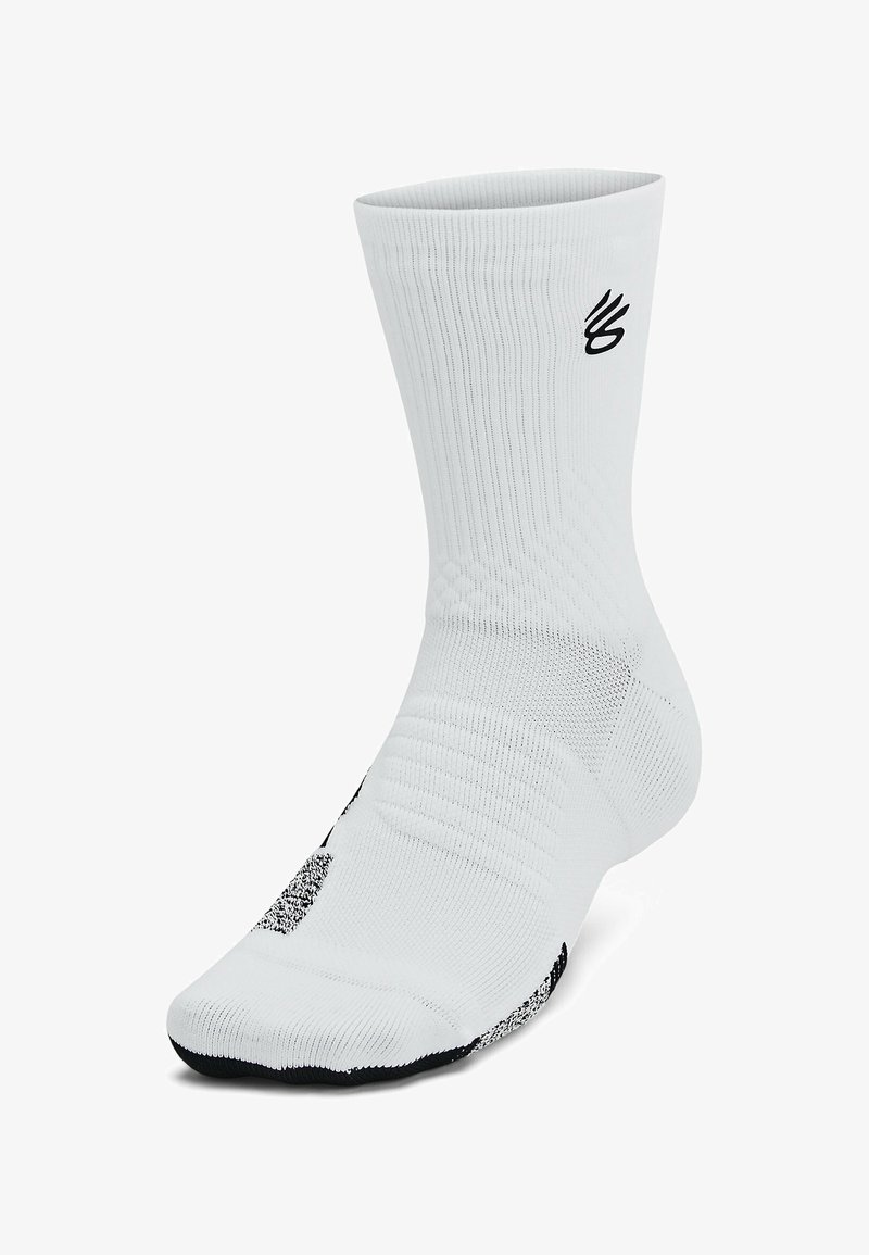 Weißer Sportsocken mit gerippter Textur, schwarzem Logo, verstärkter Zehen- und Fersenpartie sowie gemusterten Akzenten an der Sohle für besseren Grip.