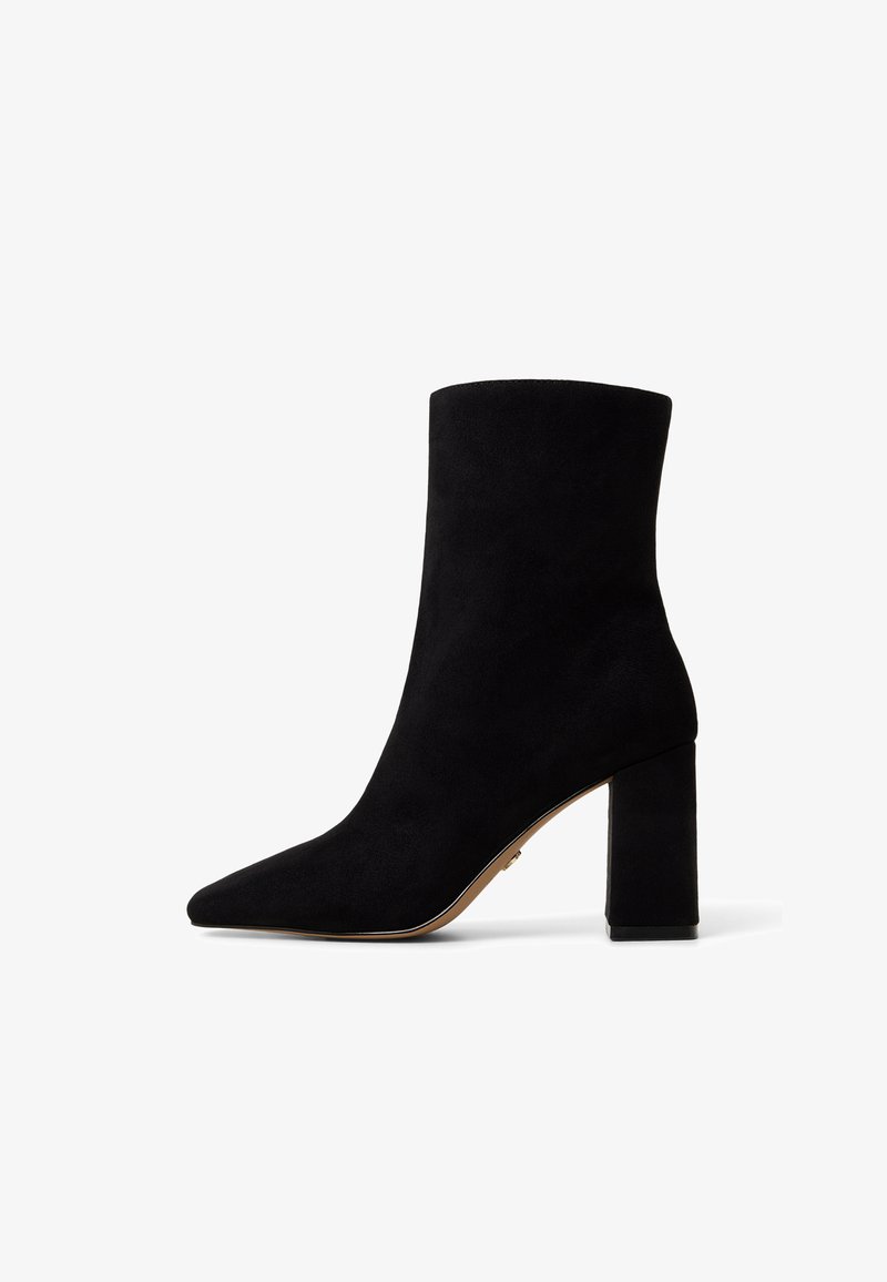 Schwarze Wildleder-Ankelstiefel mit spitzem Schuhblatt und Blockabsatz. Glatte Textur, minimalistisches Design, keine sichtbaren Logos oder Verzierungen.