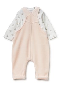 Jasnoróżowy ogrodniczki z regulowanymi ramiączkami, wykonane z miękkiego materiału. Pod spodem długa biała koszula z nadrukiem małego zajączka.