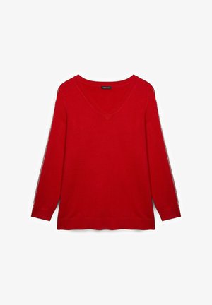 Czerwony sweter w serek z długimi rękawami, charakteryzujący się miękką teksturą dzianiny i prostym designem. Akcenty w postaci bocznych pasków dodają wizualnego uroku.