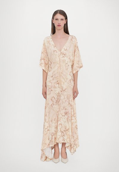 Langes Kleid aus leichtem Pfirsichstoff mit V-Ausschnitt, kurzen Ärmeln und einem gemusterten Design mit einem High-Low-Saum.