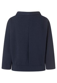 Dunkelblauer Pullover aus strukturiertem Strickstoff, mit weitem Kragen, Dreiviertelärmeln und geradem Saum mit seitlichen Schlitzen.