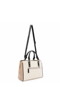 Sac à main bicolore avec un corps crème, des poignées noires et des ferrures dorées. Comprend une poche zippée à l'avant. Texture lisse.