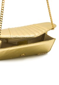 Bolso de mano metálico dorado con un diseño acolchado en la solapa, correa de cadena y una textura suave. Incluye un bolsillo con cremallera en el interior.