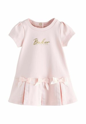 Robe bébé rose clair à manches courtes avec texte doré « Baker by Ted Baker » et trois nœuds décoratifs plissés près de l'ourlet.