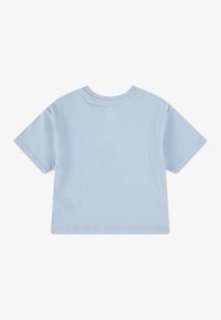 Šviesiai mėlyna trumpa medvilninė marškinėlių palaidinė, pagaminta iš minkštos medvilnės. Turi trumpas rankoves, apvalų kaklą ir lygų paviršių. Nėra matomų raštų ar akcentų.