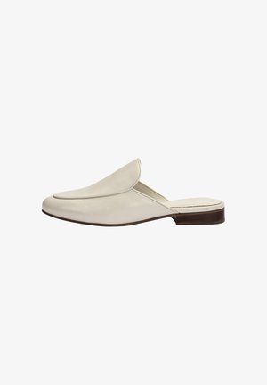 Dames crème lederen slip-on mule met lage bruine hak en afgeronde neus, zijaanzicht op witte achtergrond.
