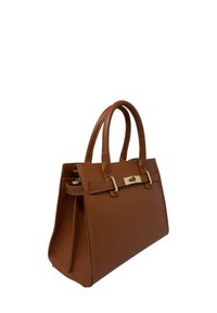 Borsa a tracolla in pelle marrone con texture, dotata di due manici e una chiusura a scatto in tonalità oro, vista da un angolo laterale su sfondo bianco.