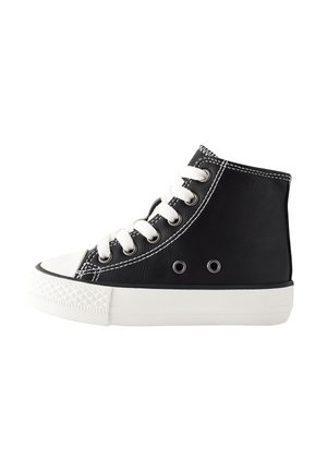 Zwarte hoge sneaker met witte veters, rubberen neuskap en gestructureerd bovenwerk; voorzien van contrasterende witte stiksels en metalen veteroogjes.