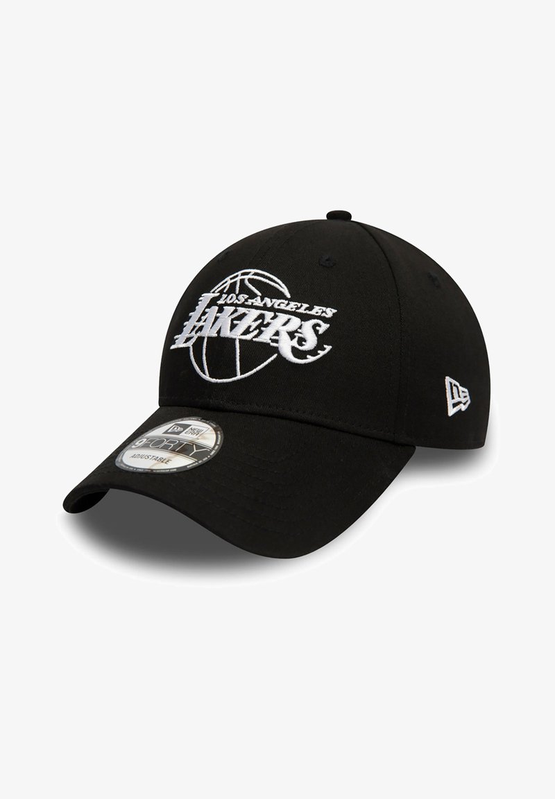 Gorra de béisbol negra con el logotipo bordado en blanco "Los Angeles Lakers" y diseño de baloncesto. Correa ajustable en la parte posterior. Material de algodón.