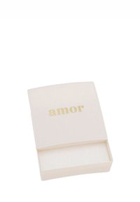 Vit rektangulär smyckesask med ett något öppet lock som visar ordet "amor" i guldskrift på toppen.
