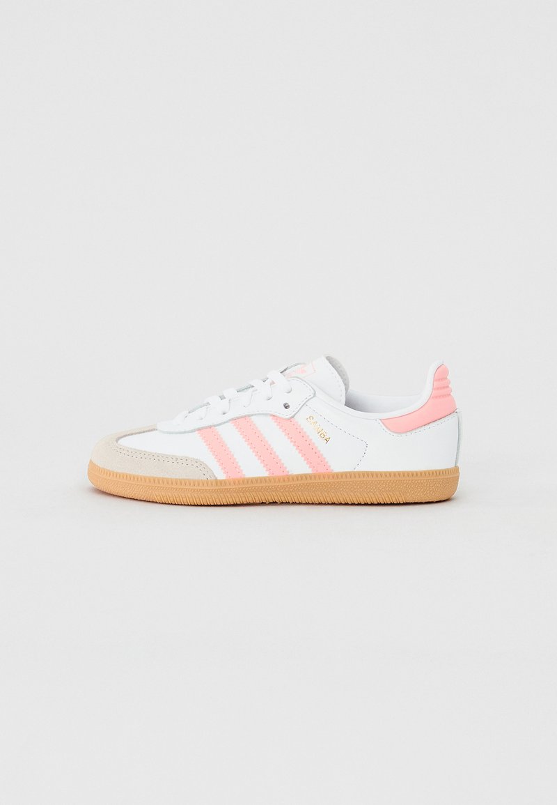 Witte sneakers met roze strepen en grijze accenten. Inclusief een rubberen zool, vetersluiting aan de voorkant en een gewatteerde kraag. Het materiaal lijkt synthetisch en suède te zijn.