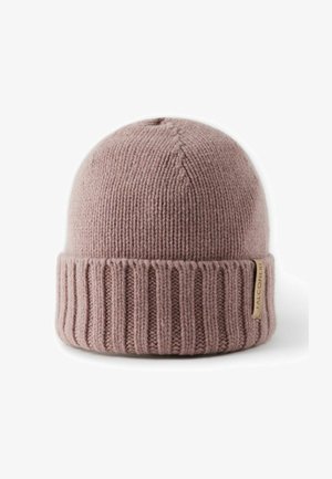 Weiche mauvefarbene gestrickte Wintermütze mit umgeschlagenem Rippenbündchen und kleinem Stoffetikett an der Seite des Bündchens.