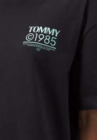 Tommy Jeans POP UNISEX - Camiseta estampada - black